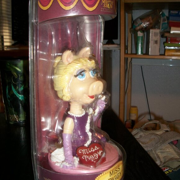 Muppets 25 Year Anniversary Miss Piggy Bobblehead-nNew In Package - Picture 2 of 3
